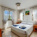 Vila Pandora Limni By *